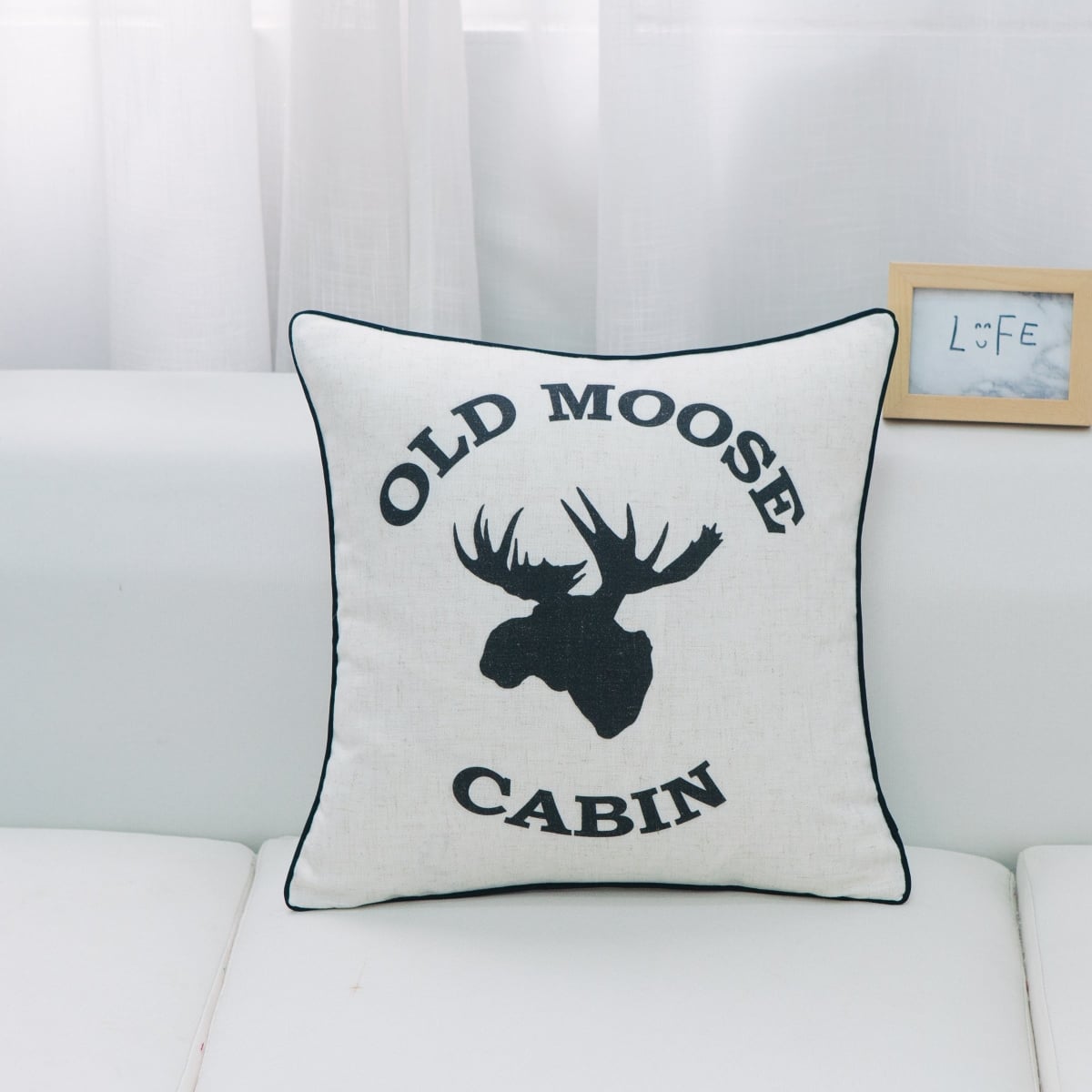 HU-CG1818IC01OF Old Moose Cabin With Moose Head With Feather Down Insert Pillow