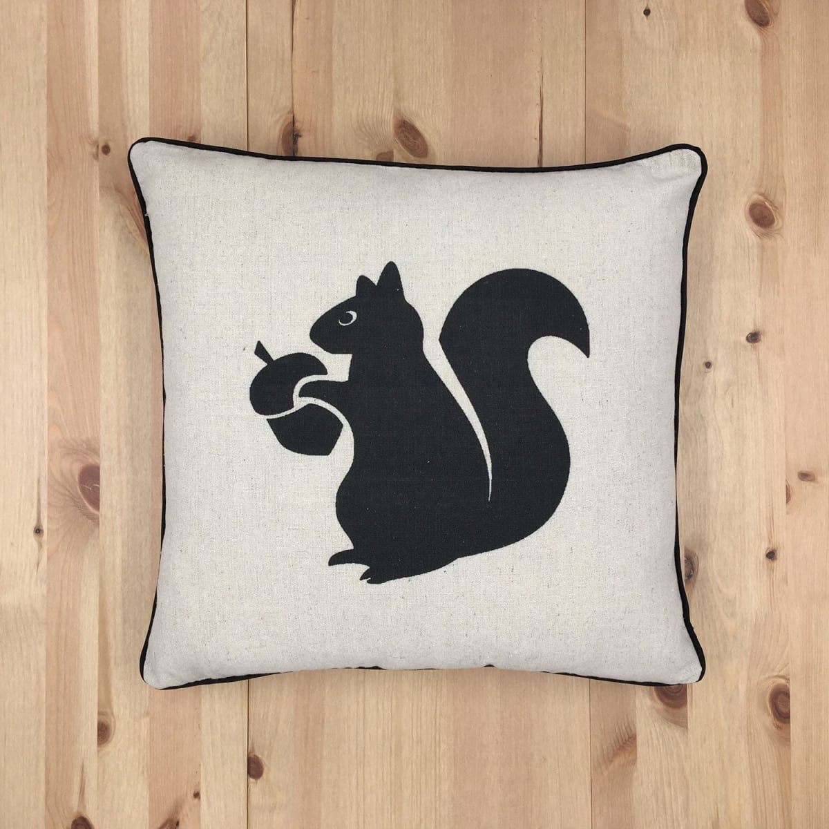 HU-SA1818TB08OP Squirrel Holding An Acorn Print With Polyester Insert Pillow