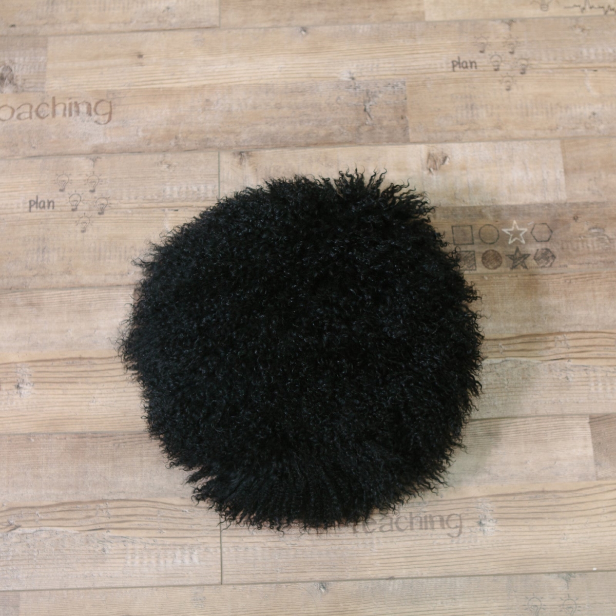 HU-MUDM16JYBKOP Black Round Mongolian Lamb Fur With 100% Polyester Insert Pillow