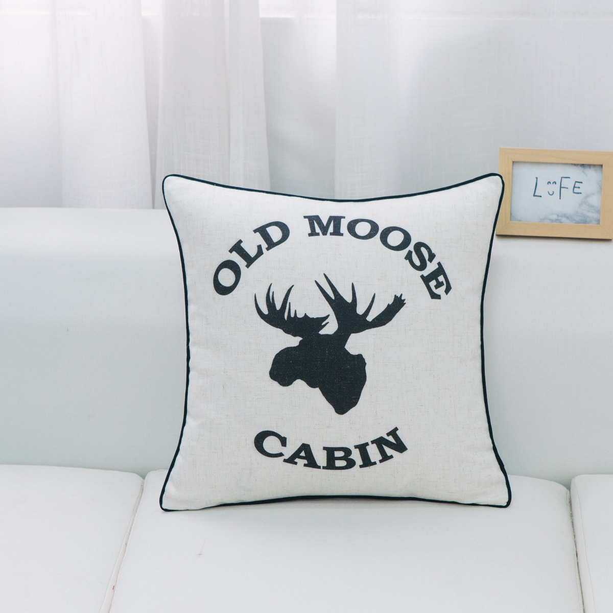 HU-CG1818IC01OP Old Moose Cabin With Moose Head With Polyester Insert Pillow