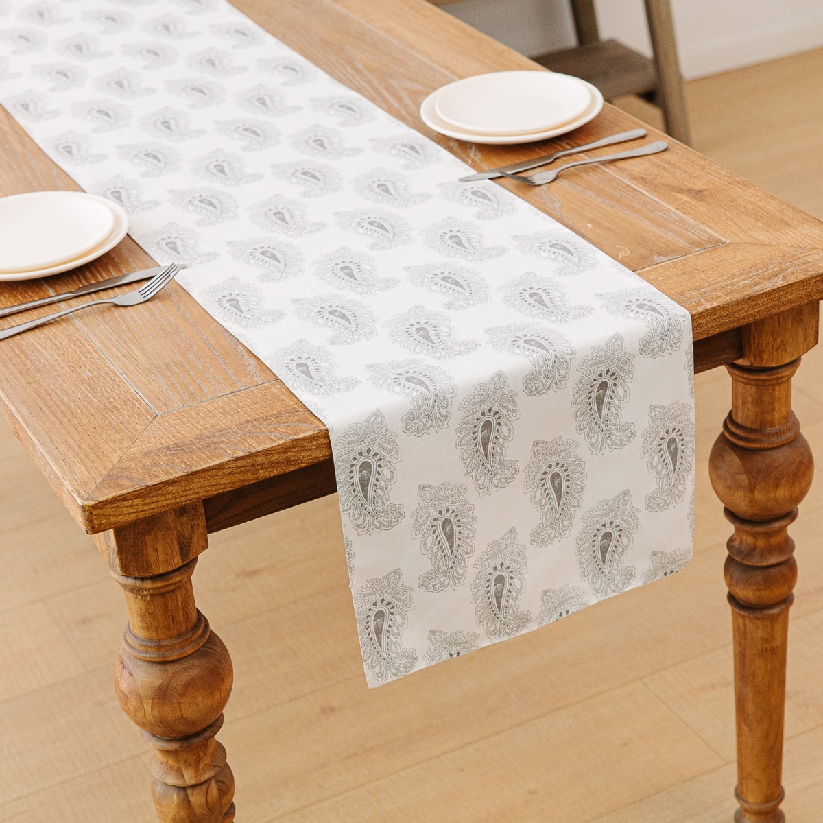 Picture of MDR Trading Inc. HU-MP14090JS12GE White With Greige Paisley Pattern Table Runner