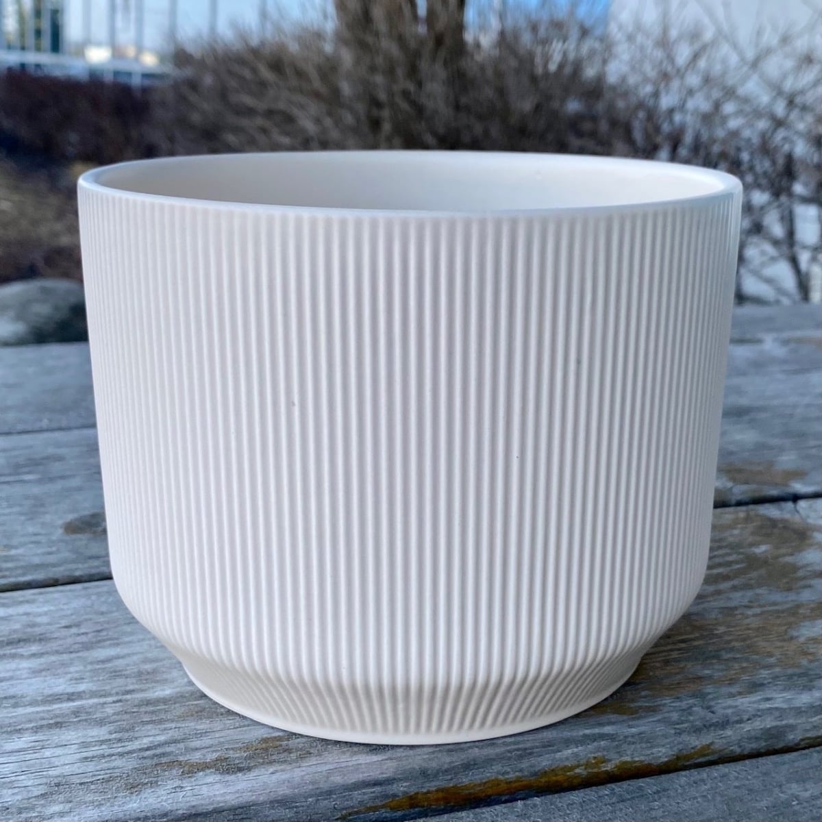 AI-CE00-304_Q01 Matte White Tight Ribbed Planter