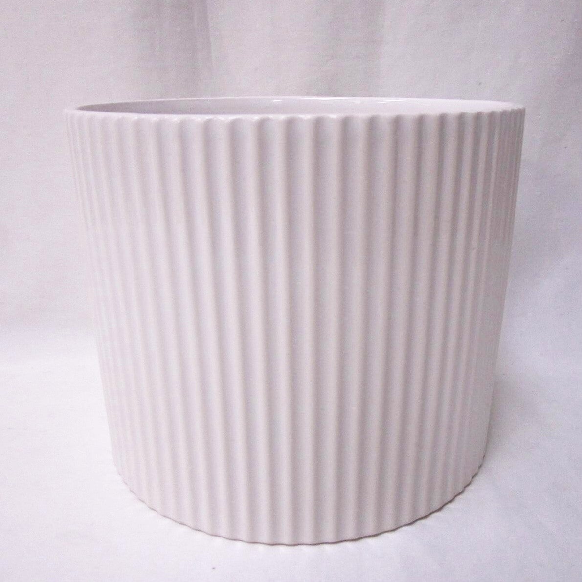AI-CE10-298_Q01 Glazed White Ribbed Cylinder Planter