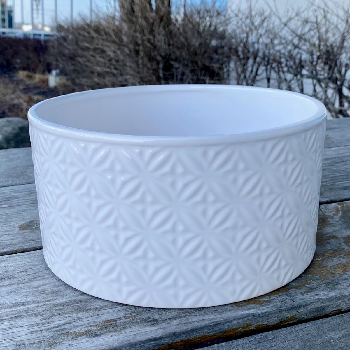 AI-CE12-301_Q01 Round White Patterned Planter