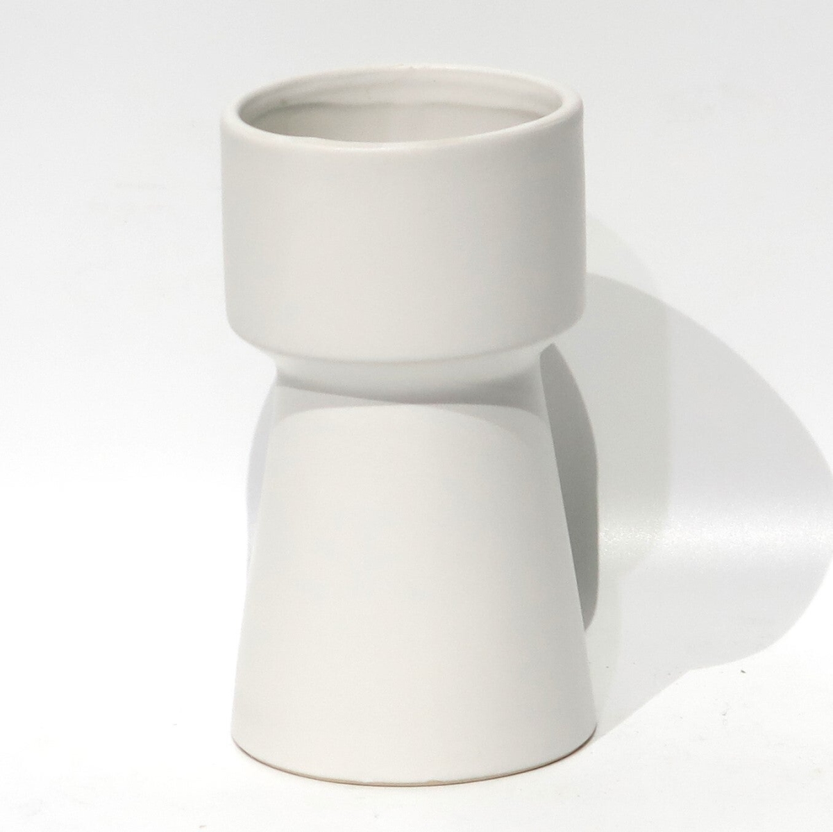 AI-CE94-155_Q01 Matte White Ceramic Planter