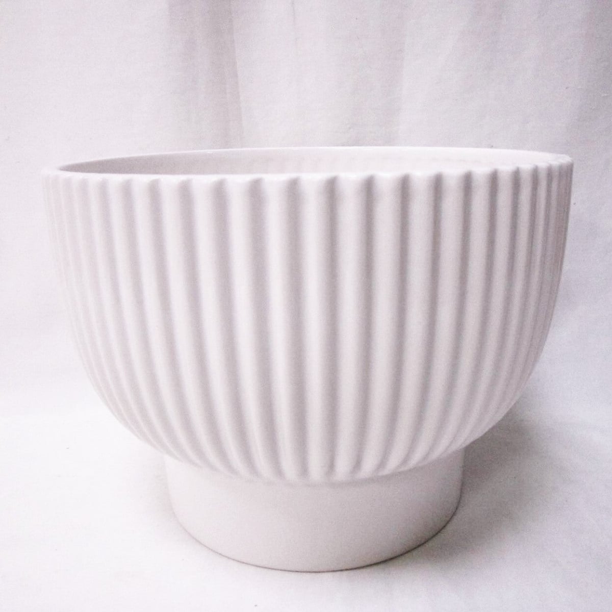AI-CE18-300_Q01 White Ribbed On A Pedastel Base Planter