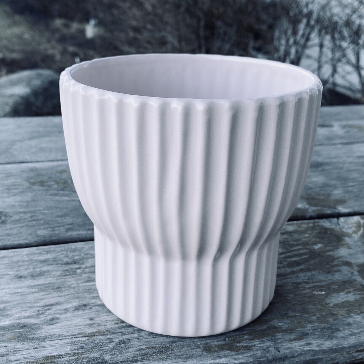 AI-CE115-300_Q01 Shiny White Ribbed Planter
