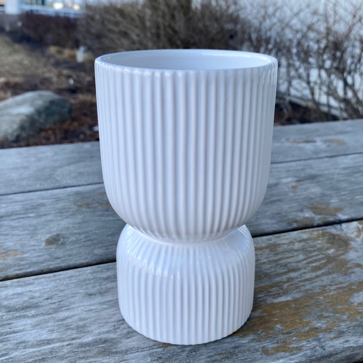 AI-CE94-300_Q01 White Ribbed Pedestal Planter