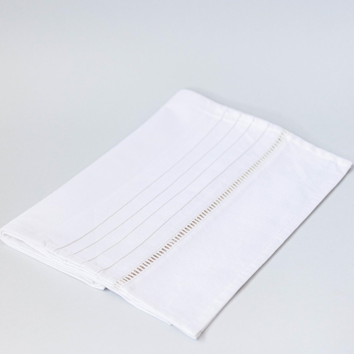 Picture of MDR Trading Inc. FP-IMT-265-W_Q01 White Cotton Table Runner