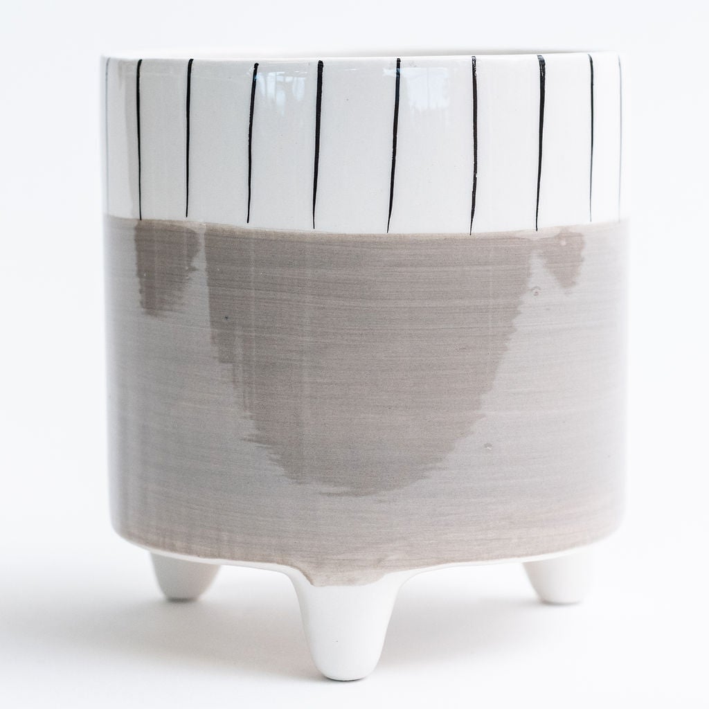 AI-CE00-152_Q01 Gray And White Footed Planter