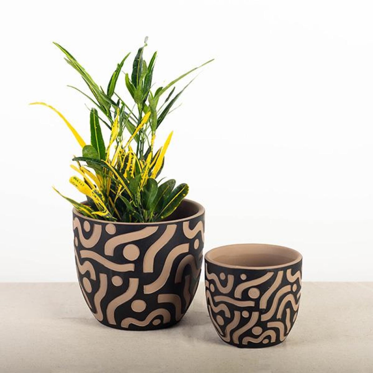 FP-CNP-304-B Set Of 2 Terracotta Black With Aztec Inspired Design Planters