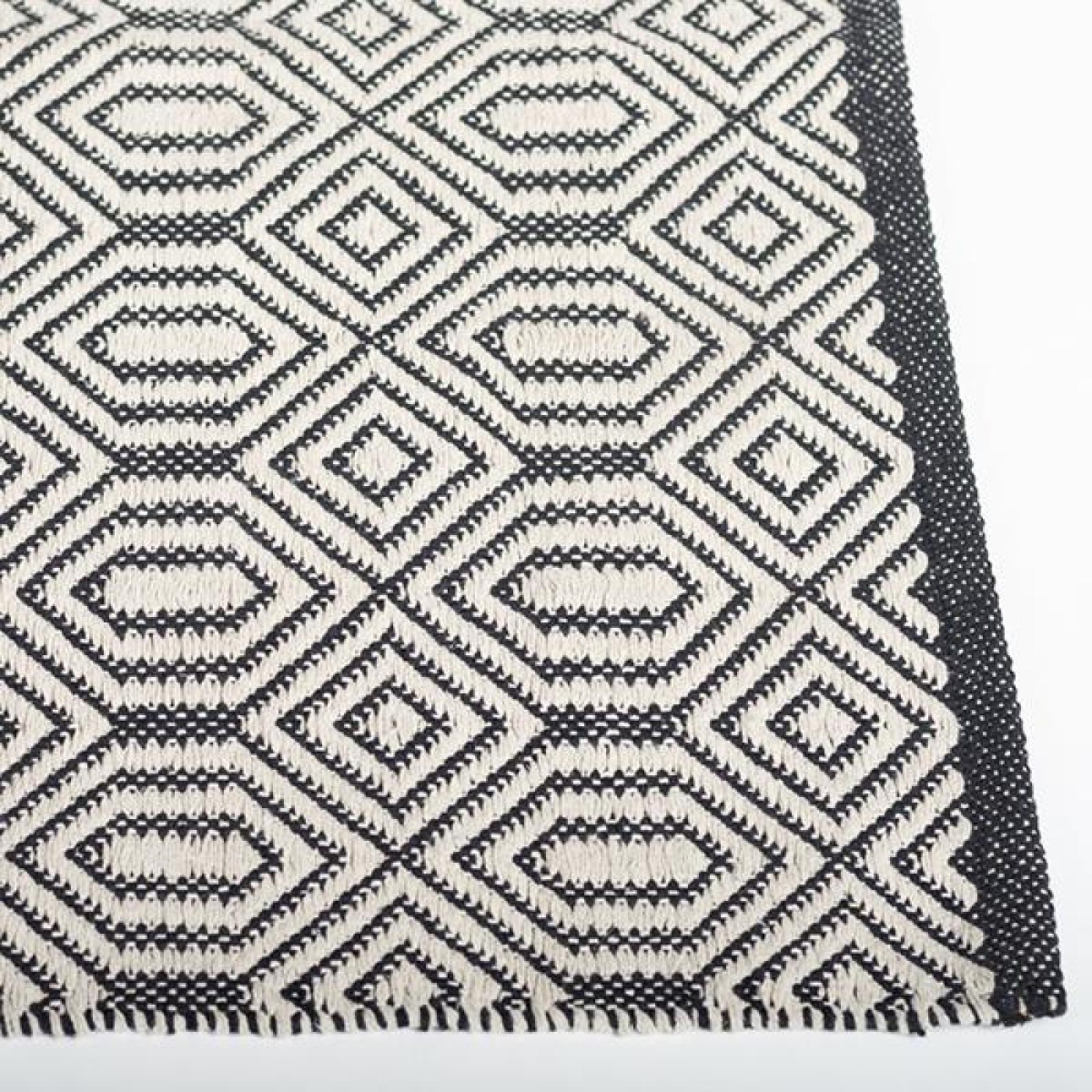 FP-IMT-106-M_Q01 White And Black Patterned Woven Cotton Rug