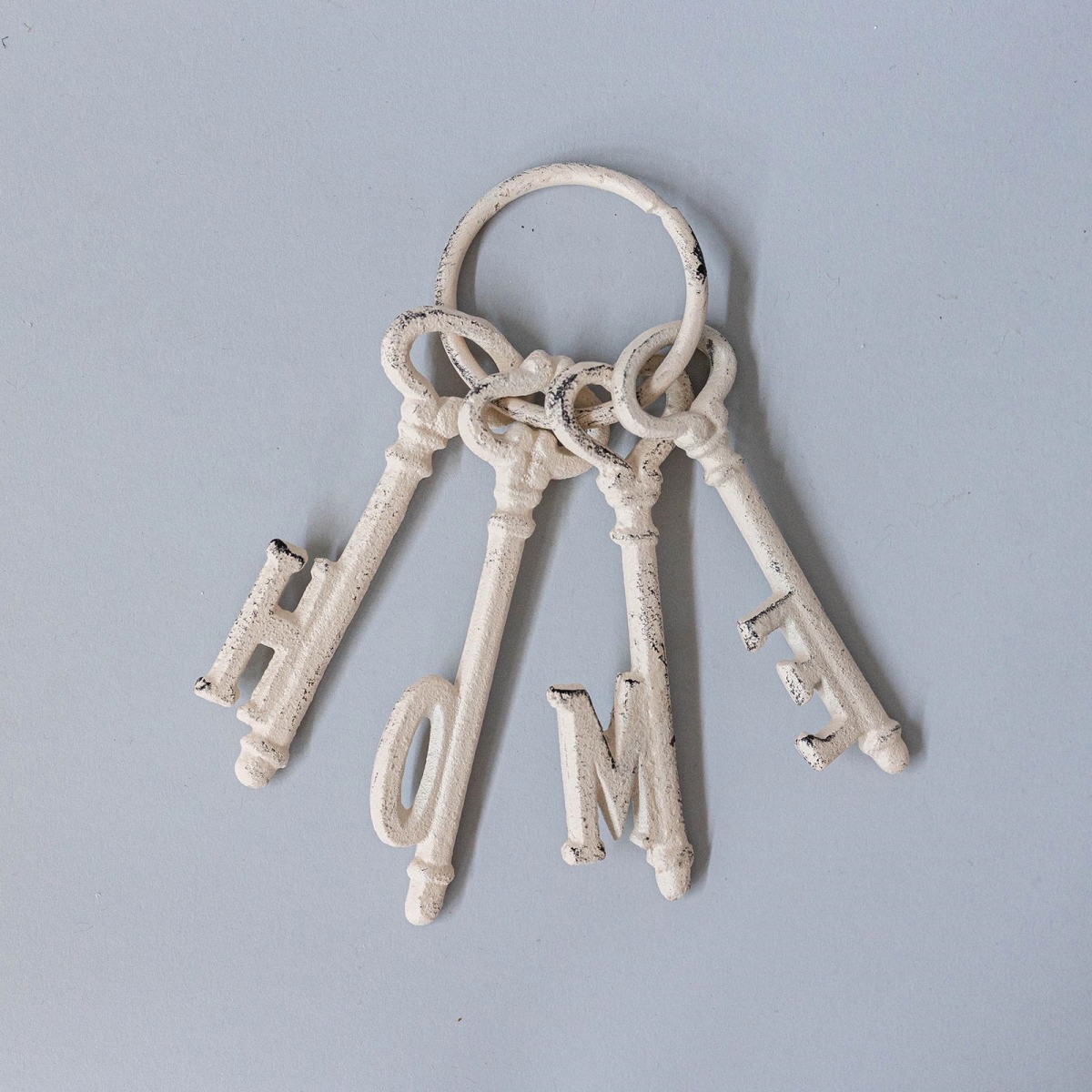 FP-KIN-098-C_Q01 Antique White Cast Iron Keys Spelling Home On Ring Decoration