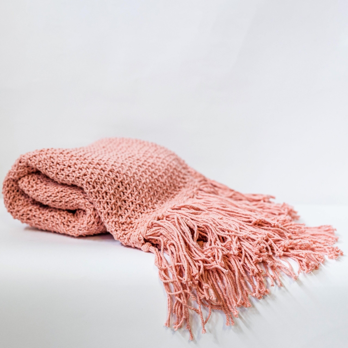 FP-IMT-062-Th_Q01 Knitted Pink With Tassels Throw