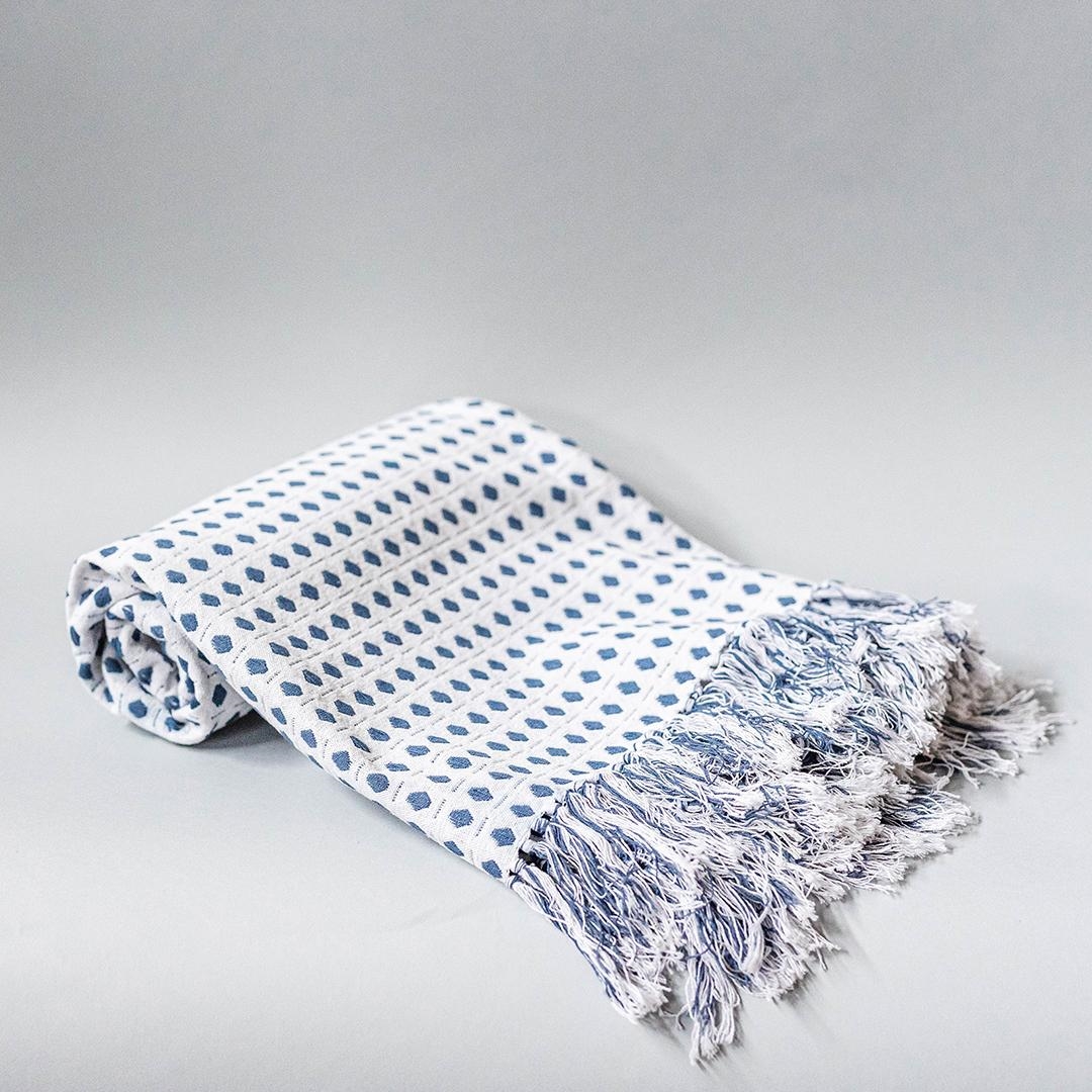 FP-IMT-001-BL_Q01 Set Of White With Blue Diamonds And Tassels Cotton Throw