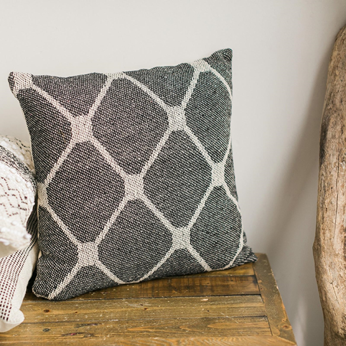 FP-IMT-008_Q01 Black And Cream Patterned Cushion Cover