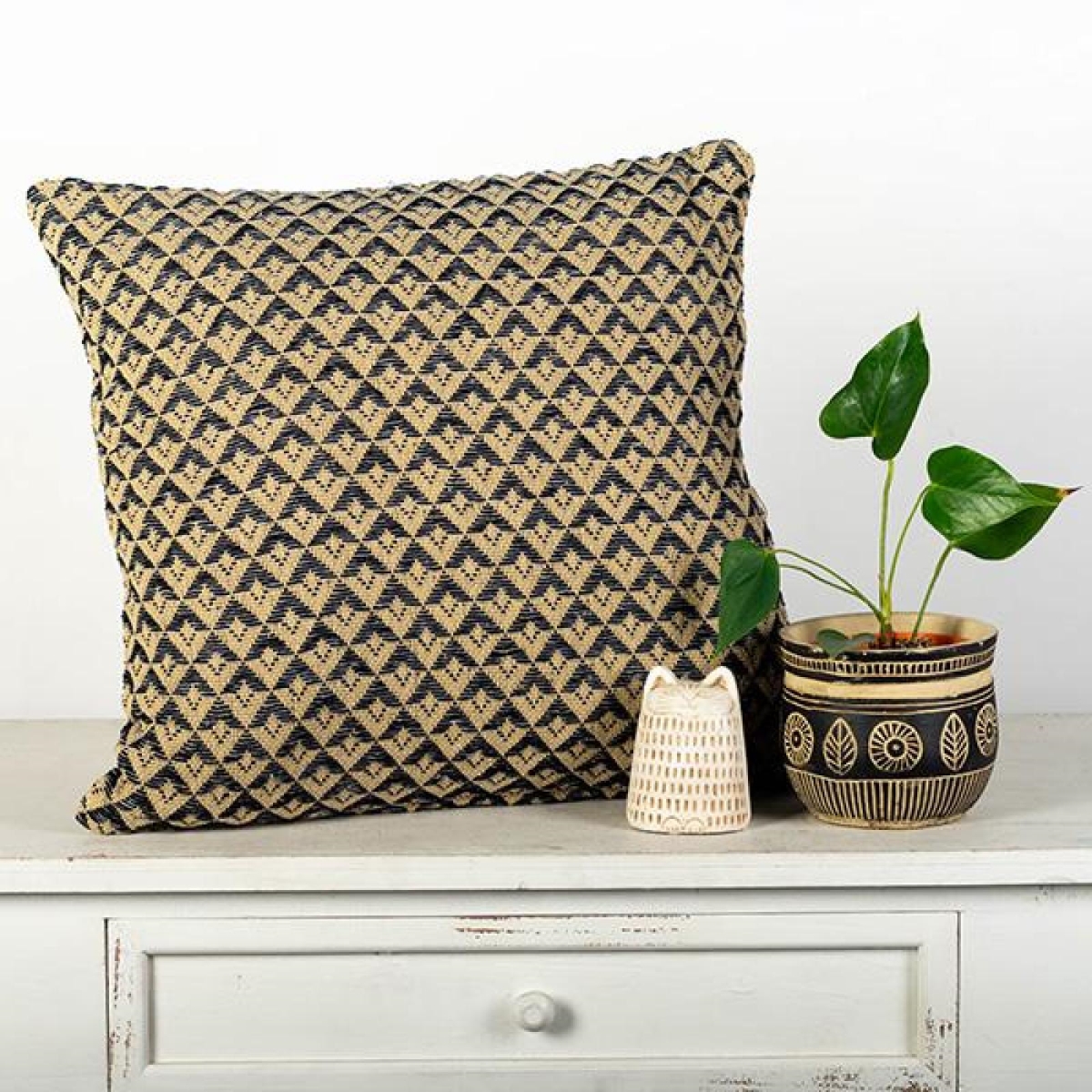 FP-IMT-048-C_Q01 Black And Mustard Yellow Patterned Cotton Cushion Cover
