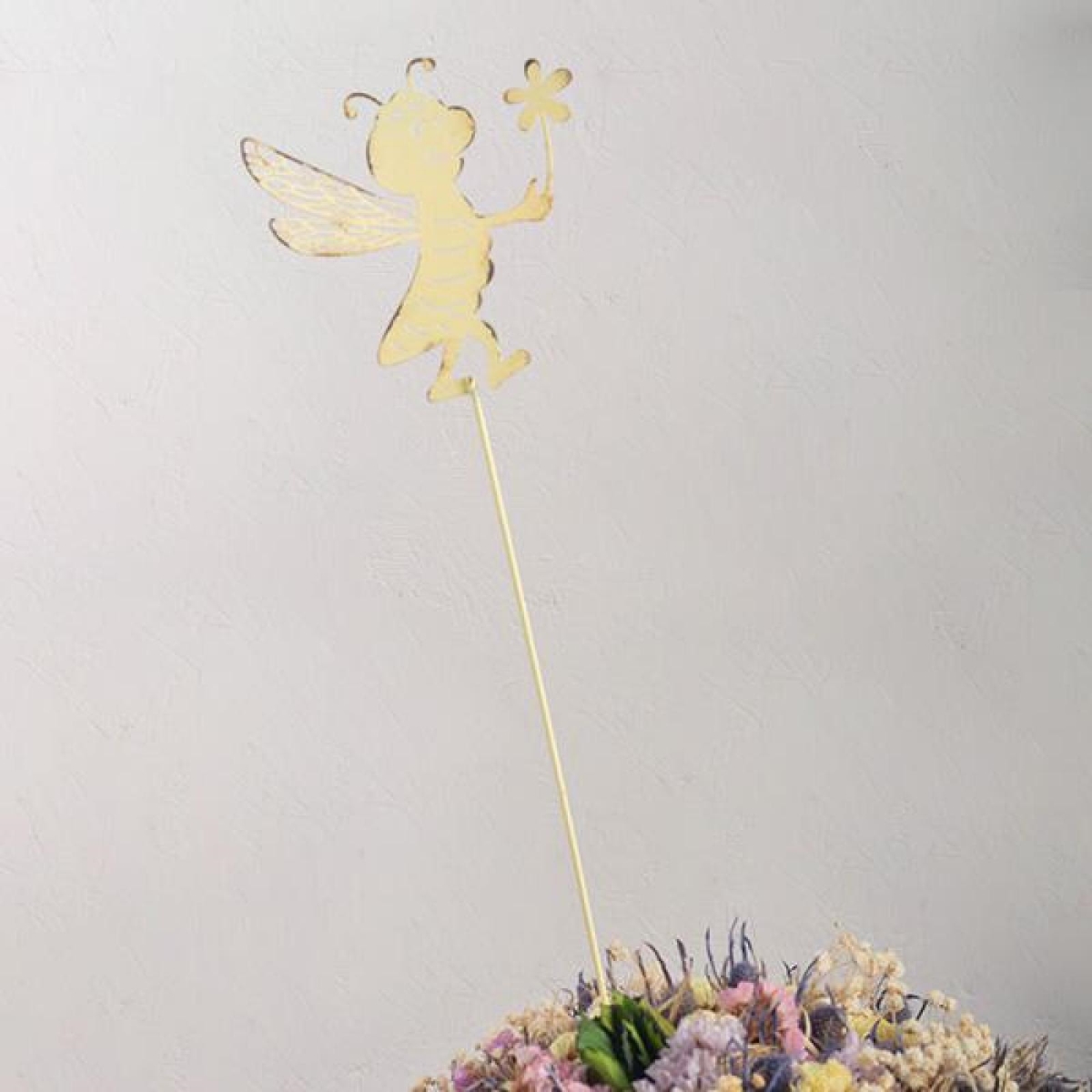 FP-HUS-352_Q01 Metal Bee Holding A Flower Lawn Stake