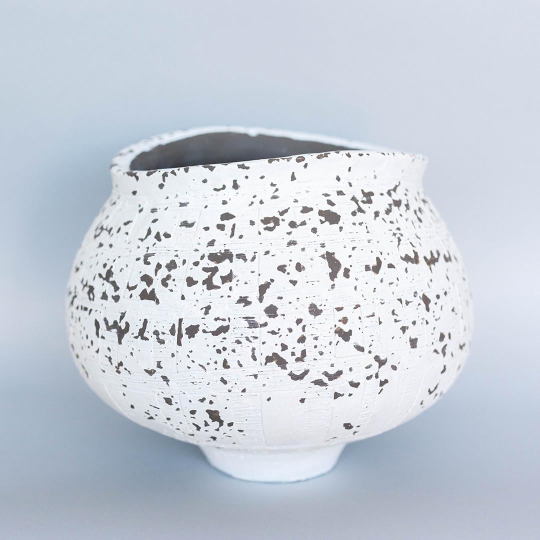 FP-CNP-461-L Round Shape With A Unique Speckled White And Black Finish Flower Planter