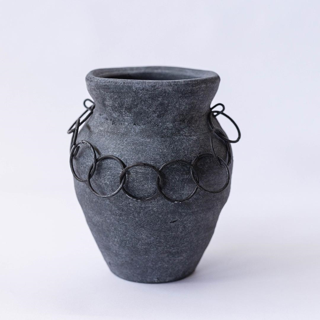 FP-CNP-388-Bl Simple Urn Shape With Round Chains Vase