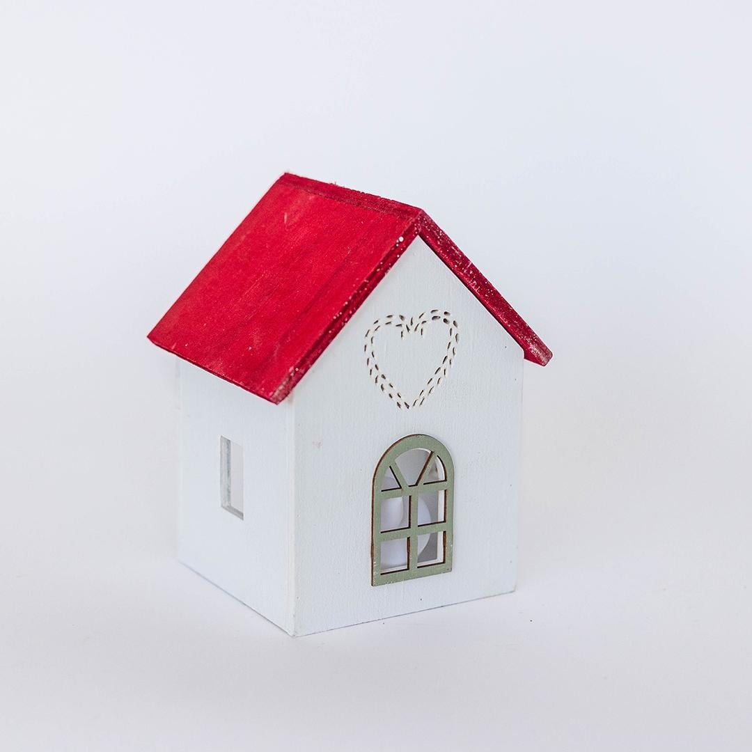 FP-SVIC020 Wooden House With Heart Pattern Decoration