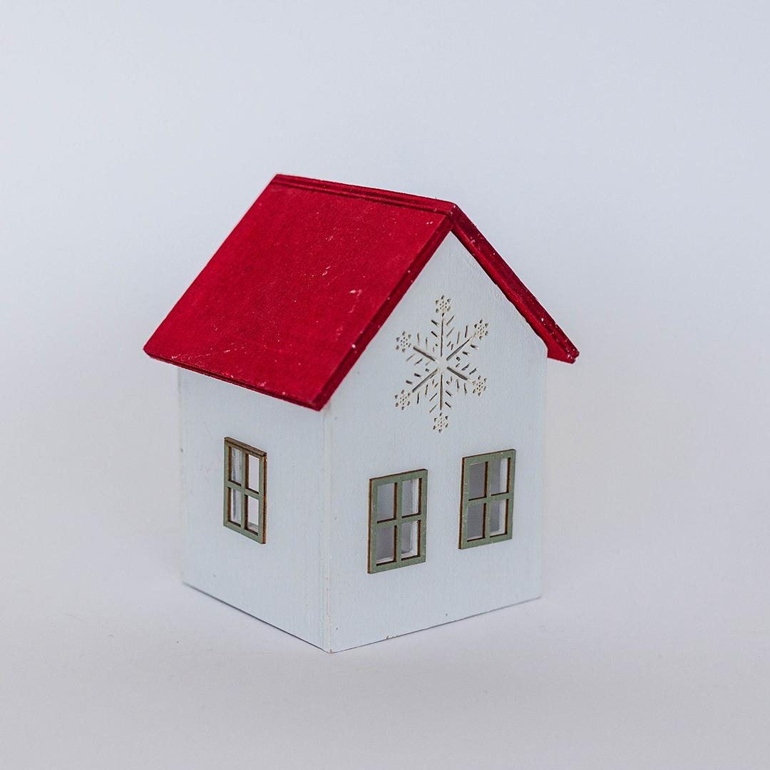 FP-SVIC018 Wooden House With Snowflake Pattern Decoration