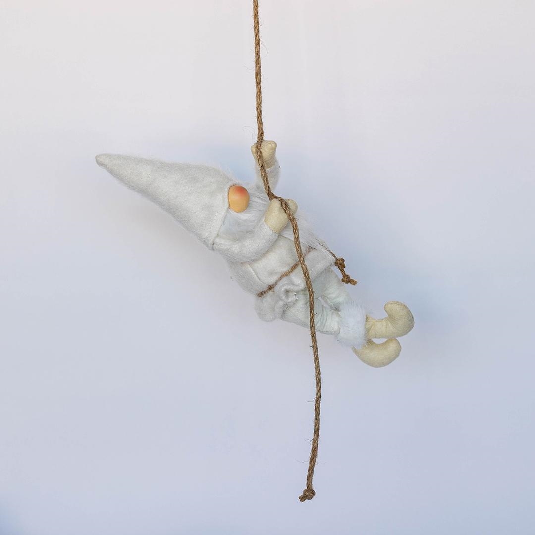 FP-MHC111 Gnome In Winter White Climbing A Rope Decoration