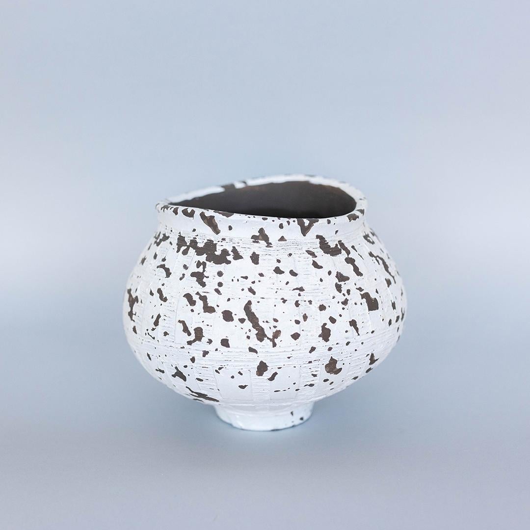 FP-CNP-461 Round Shape With A Unique Speckled White And Black Finish Flower Planter
