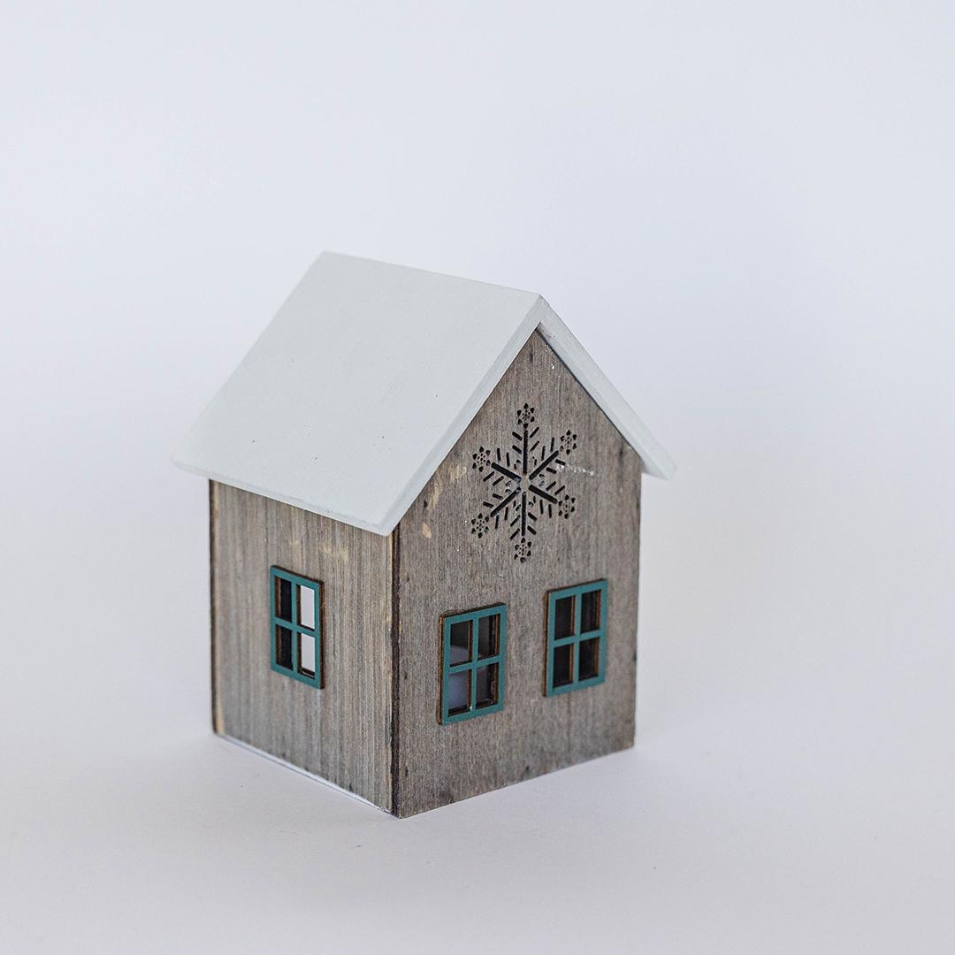 FP-SVIC016 Wooden House With Snowflake Pattern Decoration
