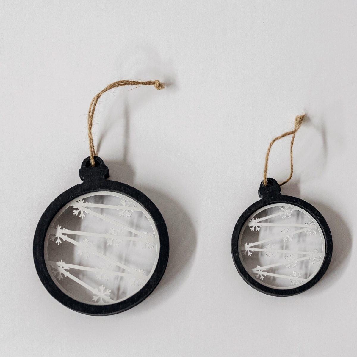 FP-HUS-593 Set Of 2 Ball Shape With Snowflake Pattern Ornaments