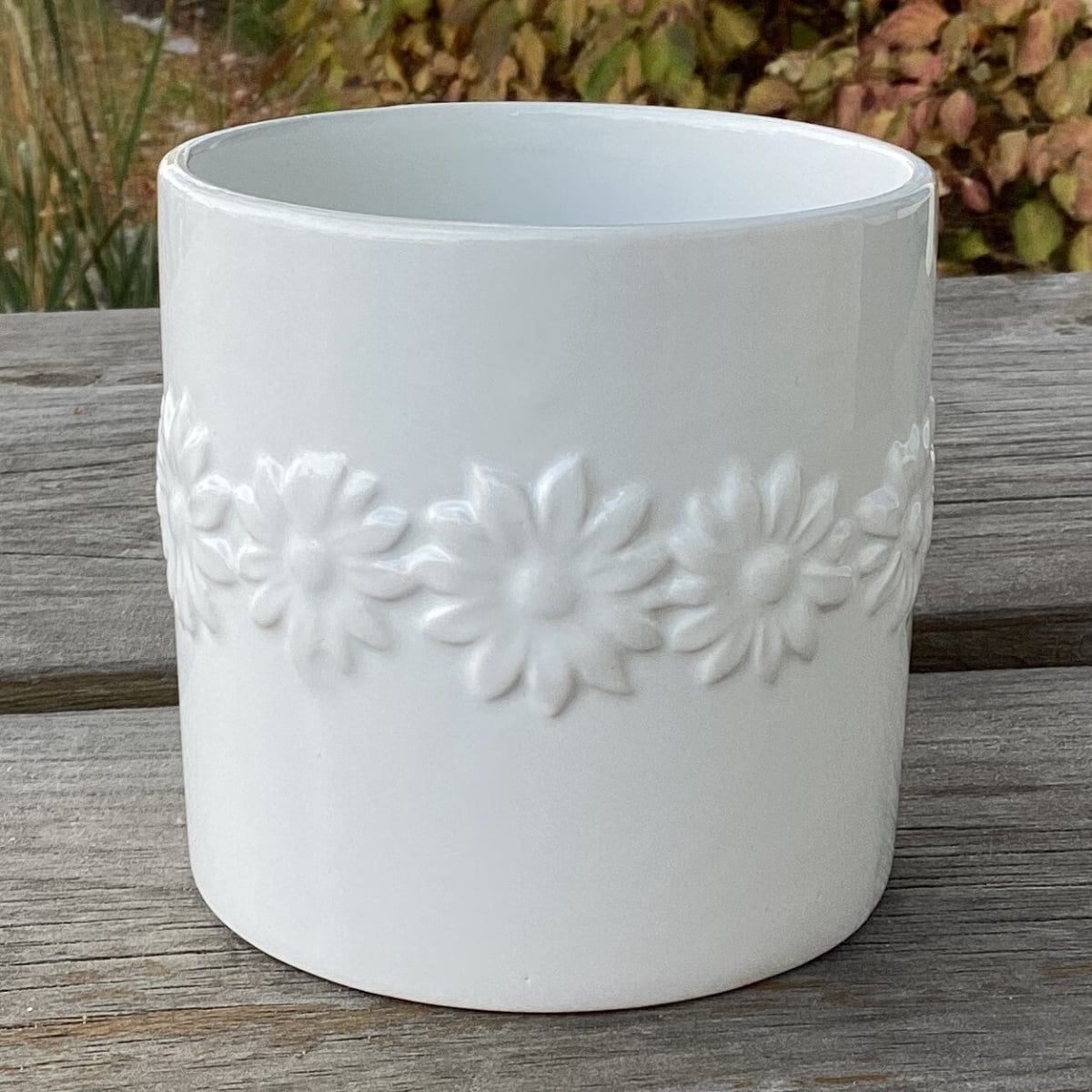 AI-CE00DSY Shiny White With Daisy Pattern Planter