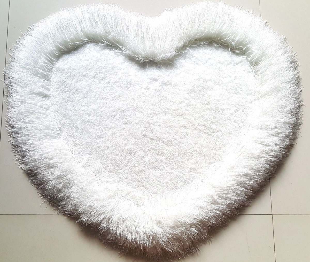 Picture of Amazing Rugs H1904 28 x 32 in. Heart Shape Hand Tufted 4-in. Thick Shag Area Rug in White