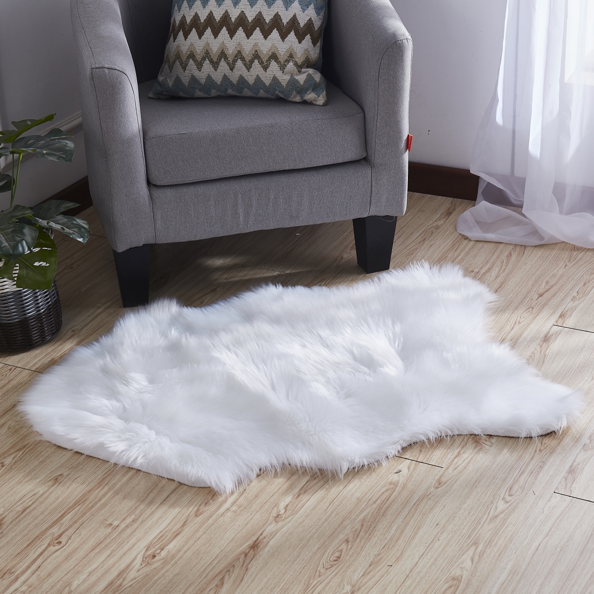 Picture of Amazing Rugs LSW0710 28 x 39 in. Luxury Decorative Hand Tufted Faux Fur Rug in White Sheepskin