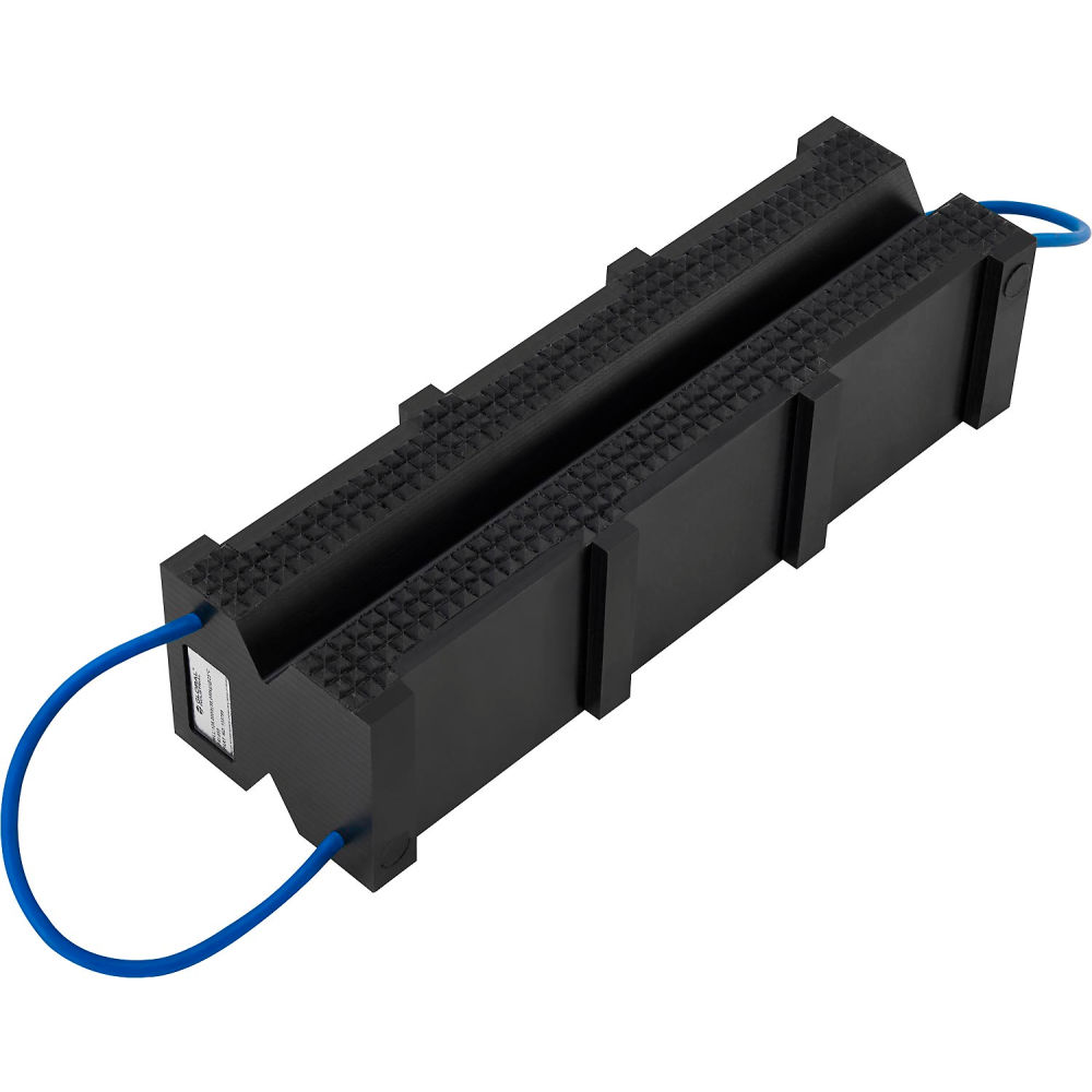 Global Industrial 133799 Pyramid Surface Cribbing Block - 6 x 7 x 24 in. - Black