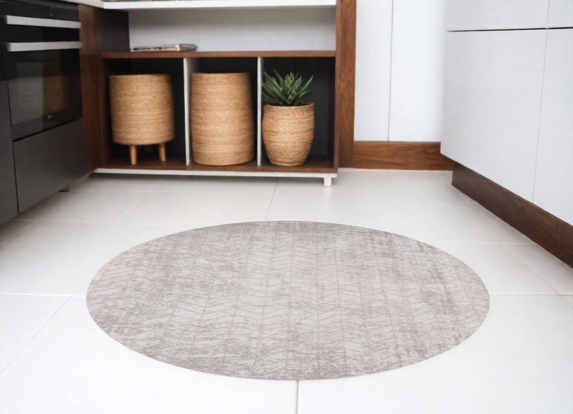 548571 8 ft. Gray & White Round Chevron Non Skid Machine Woven Area Rug