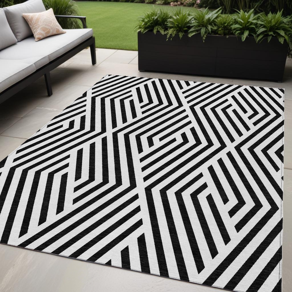 562249 5 x 8 ft. Black & White Geometric Washable Non Skid Indoor Outdoor Rectangle Machine Woven Area Rug