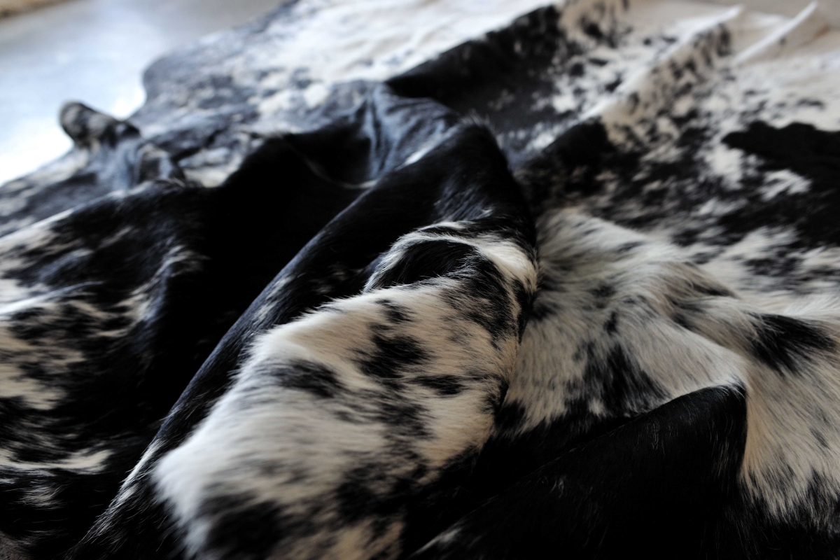 317319 5 x 7 in. Cowhide Rug - Salt, Pepper Black & White