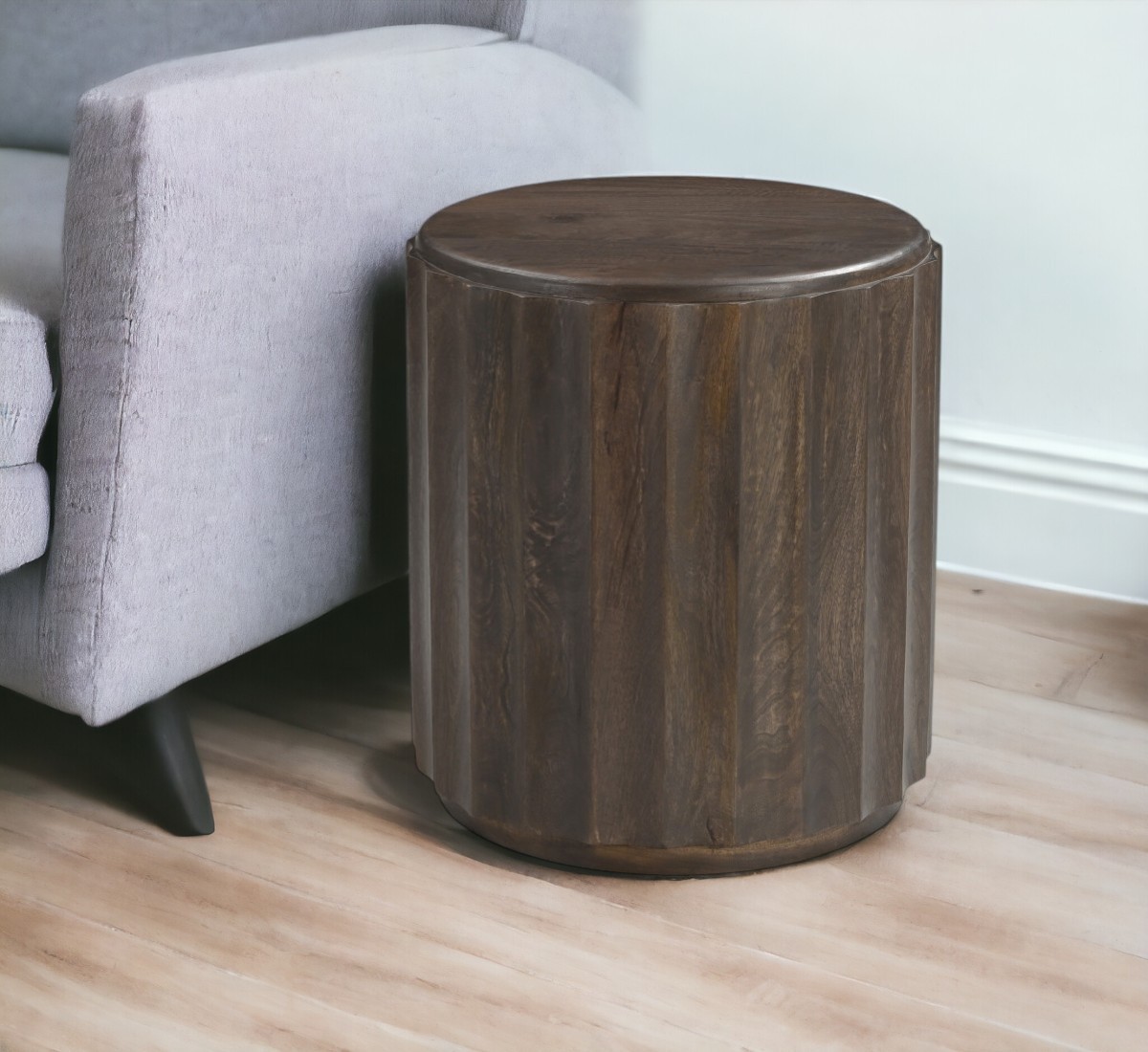 565312 23 in. Brown Distressed Solid Wood Round Scalloped Drum End Table