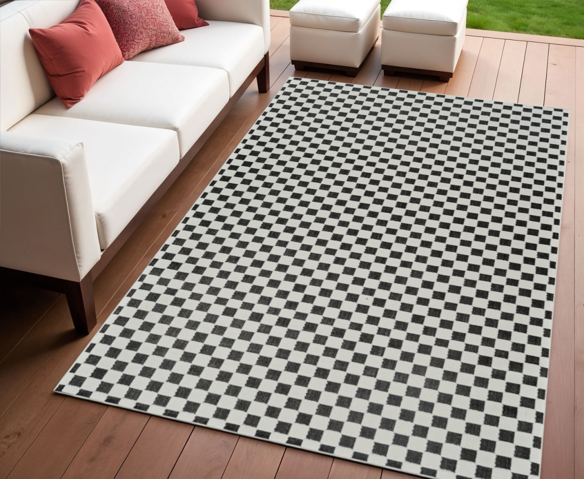 558809 4 x 6 ft. Geometric Distressed Indoor & Outdoor Rectangle Area Rug, Black & White
