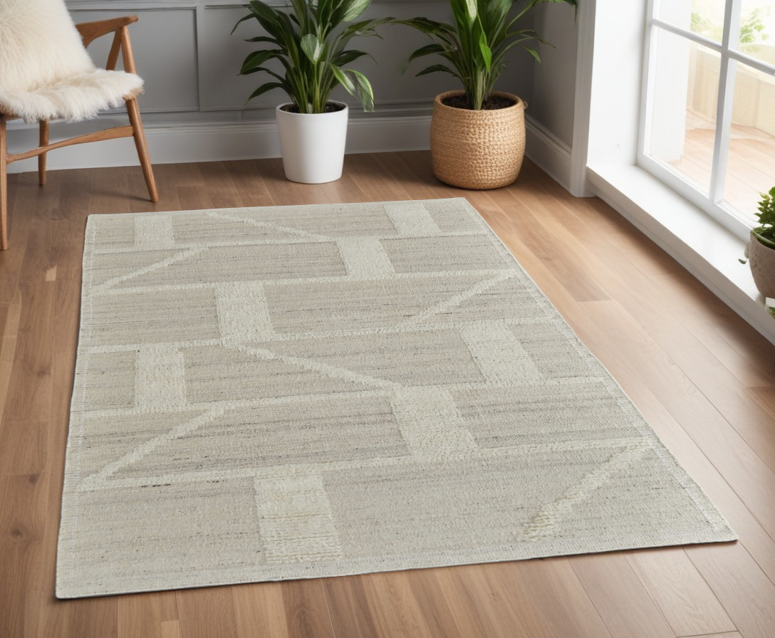 Picture of HomeRoots 566544 4 x 6 ft. Wool Geometric Hand Woven Rectangle Area Rug&#44; Tan & Ivory