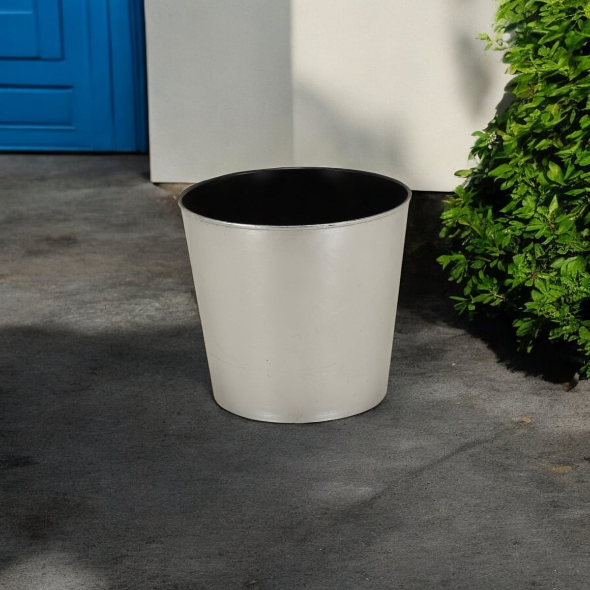 488205 9 in. Silver Recycled Plastic Indoor & Outdoor Round Pot Planter