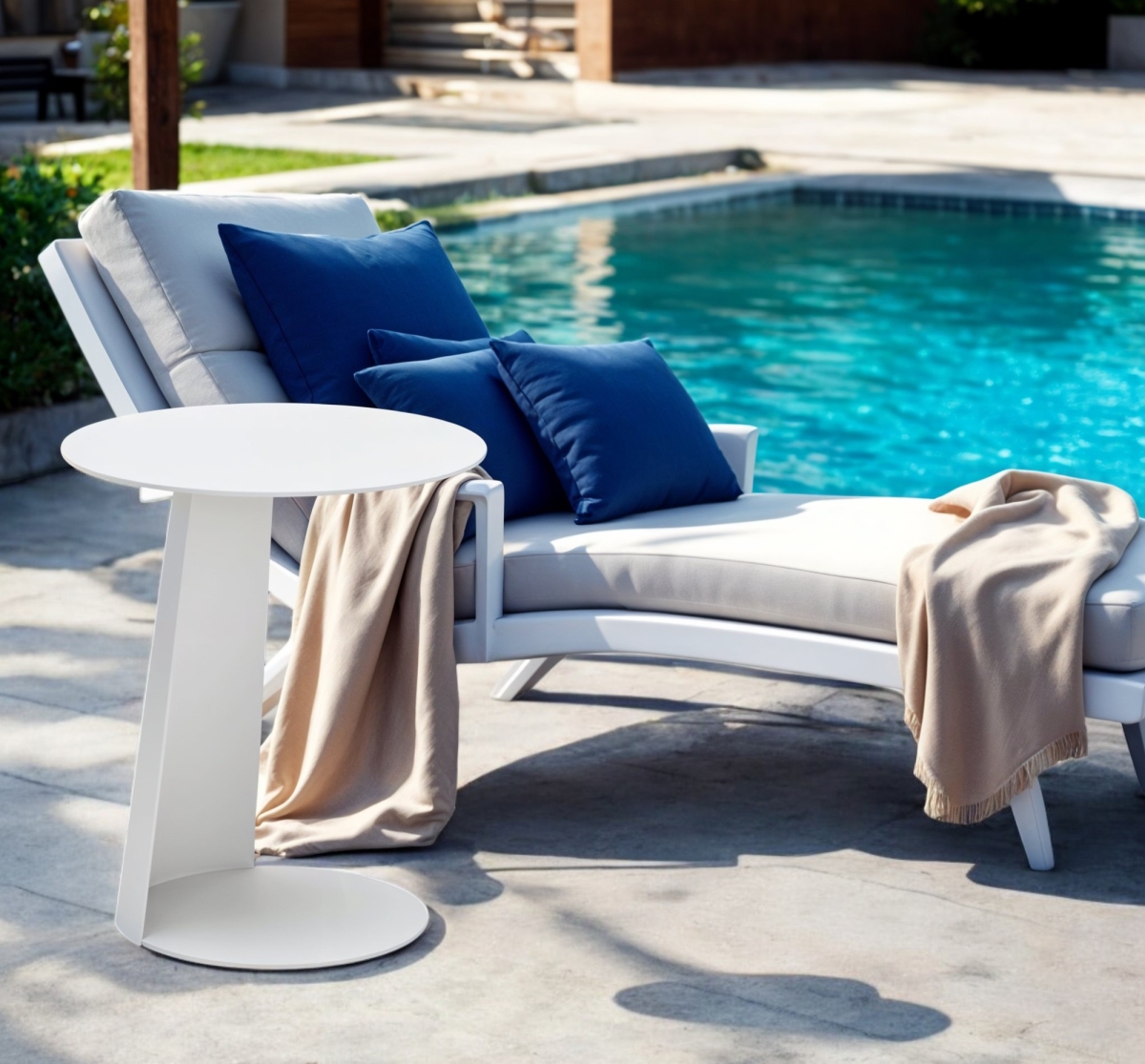 556544 16 in. White Aluminum Rounded Outdoor Side Table