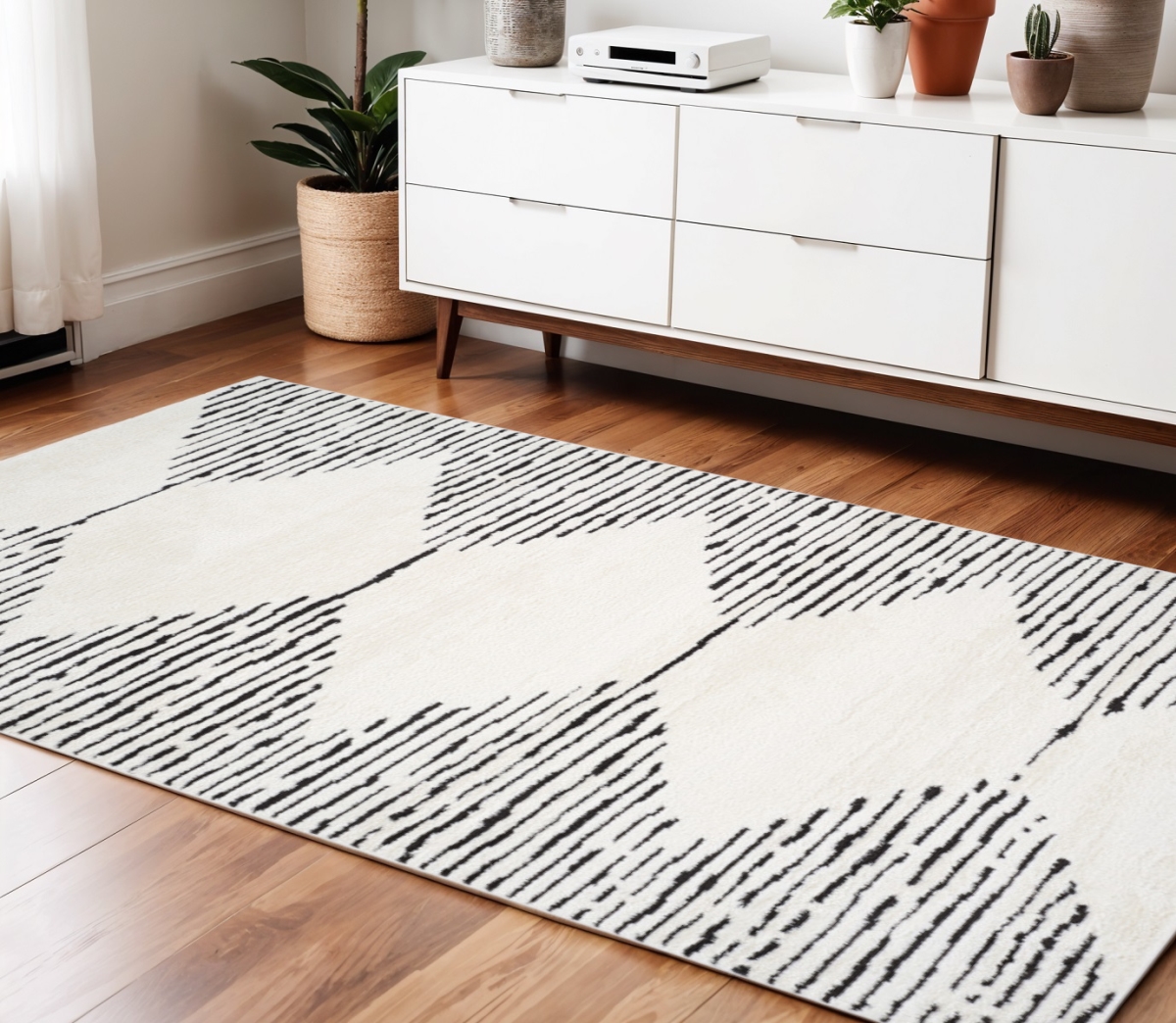 571018 4 x 6 ft. Ivory & Black Geometric Rectangle Area Rug