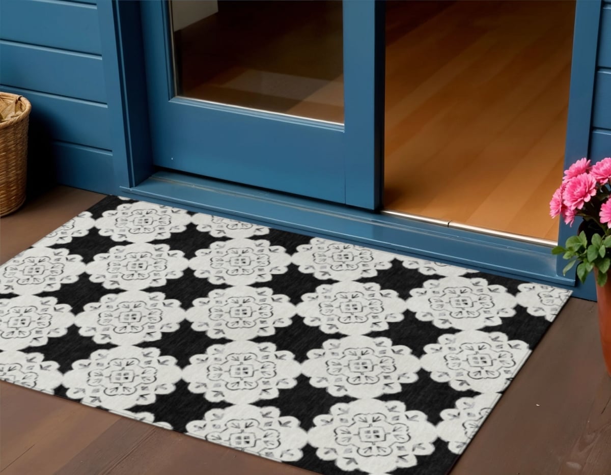 661033 3 x 5 ft. Black & Ivory Quatrefoil Washable Transitional Indoor & Outdoor Rectangle Area Rug