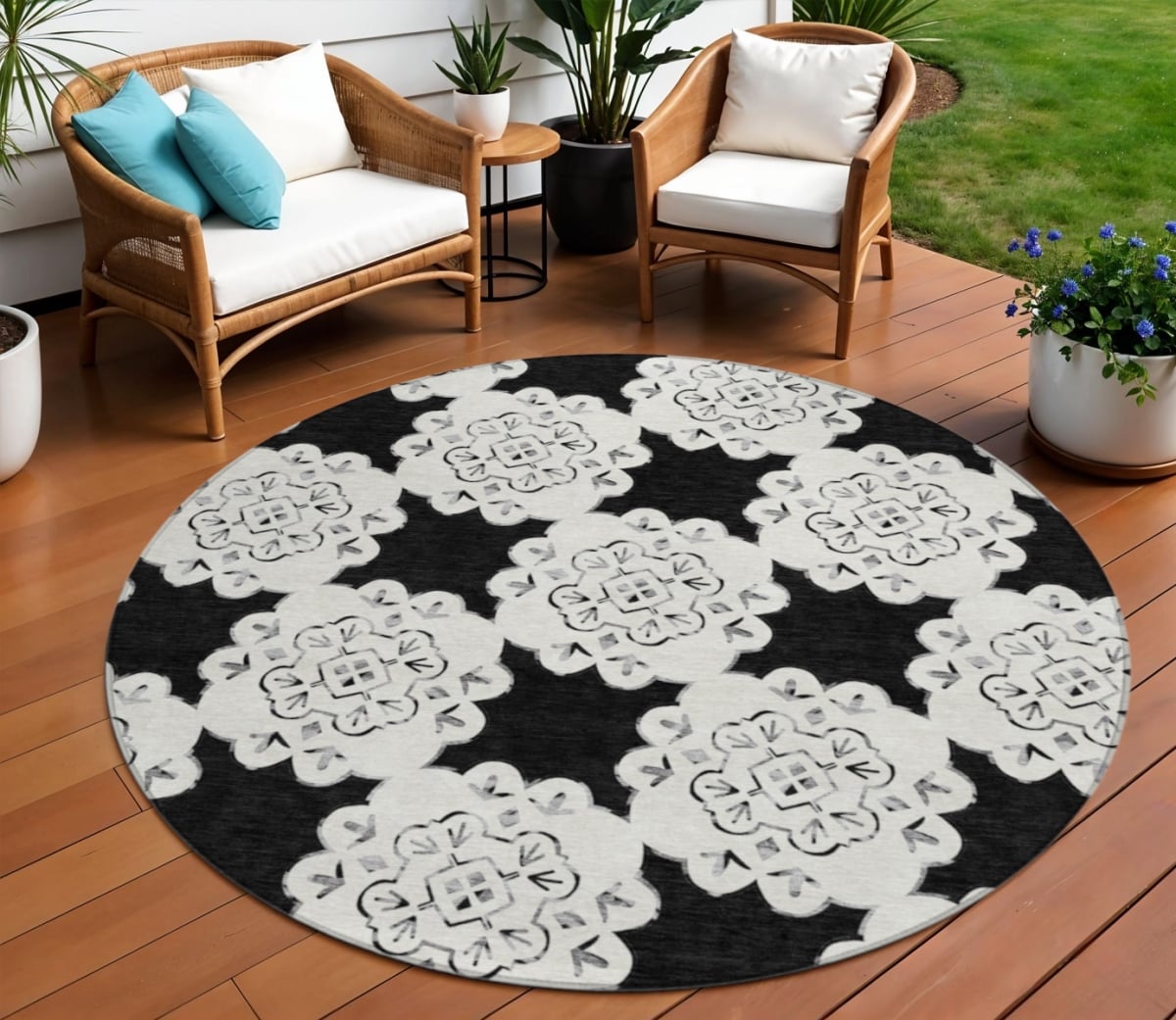 661035 8 ft. Black & Ivory Quatrefoil Washable Transitional Indoor & Outdoor Round Area Rug