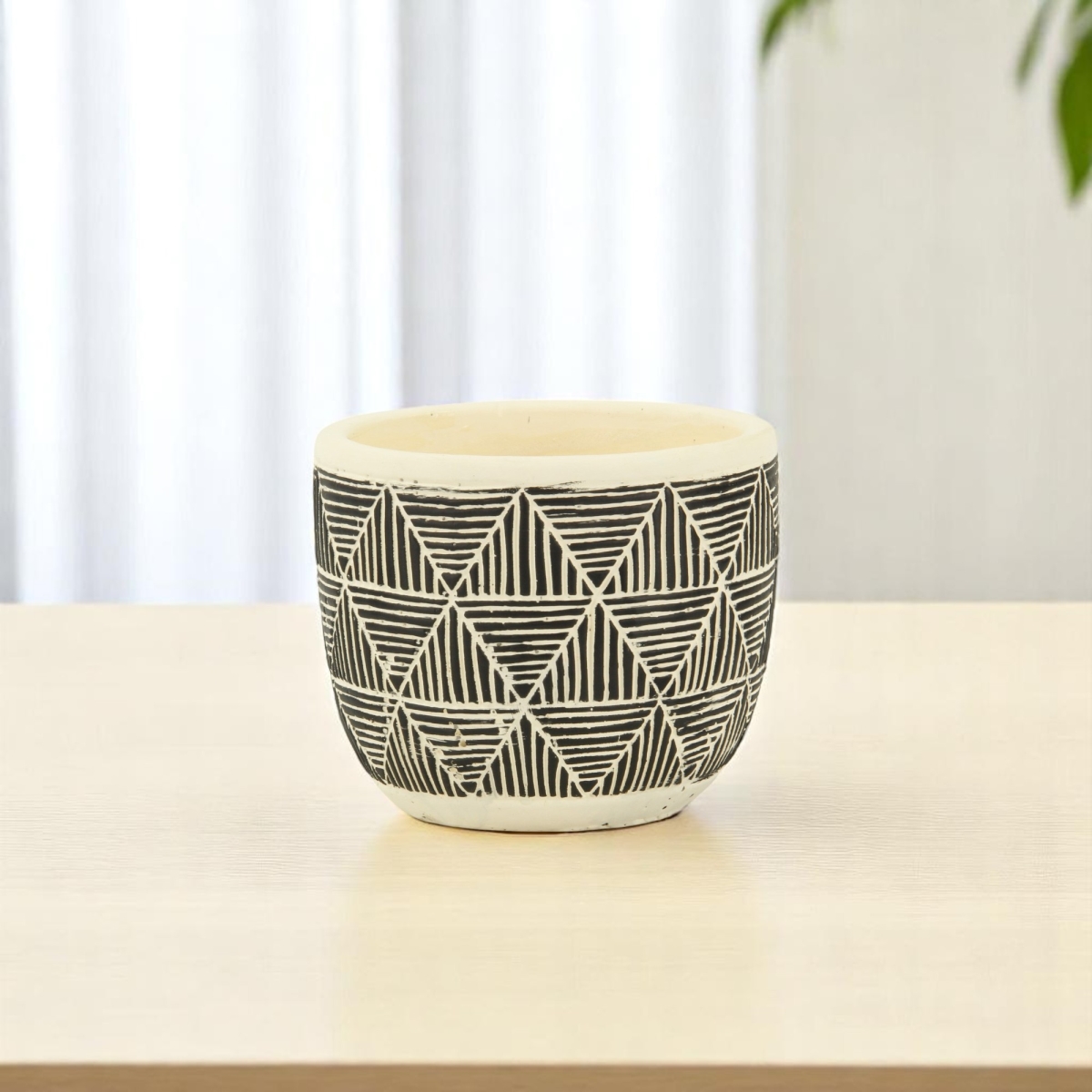 487438 30 oz Black & White Ceramic Geometric Round Distressed Pot Planter