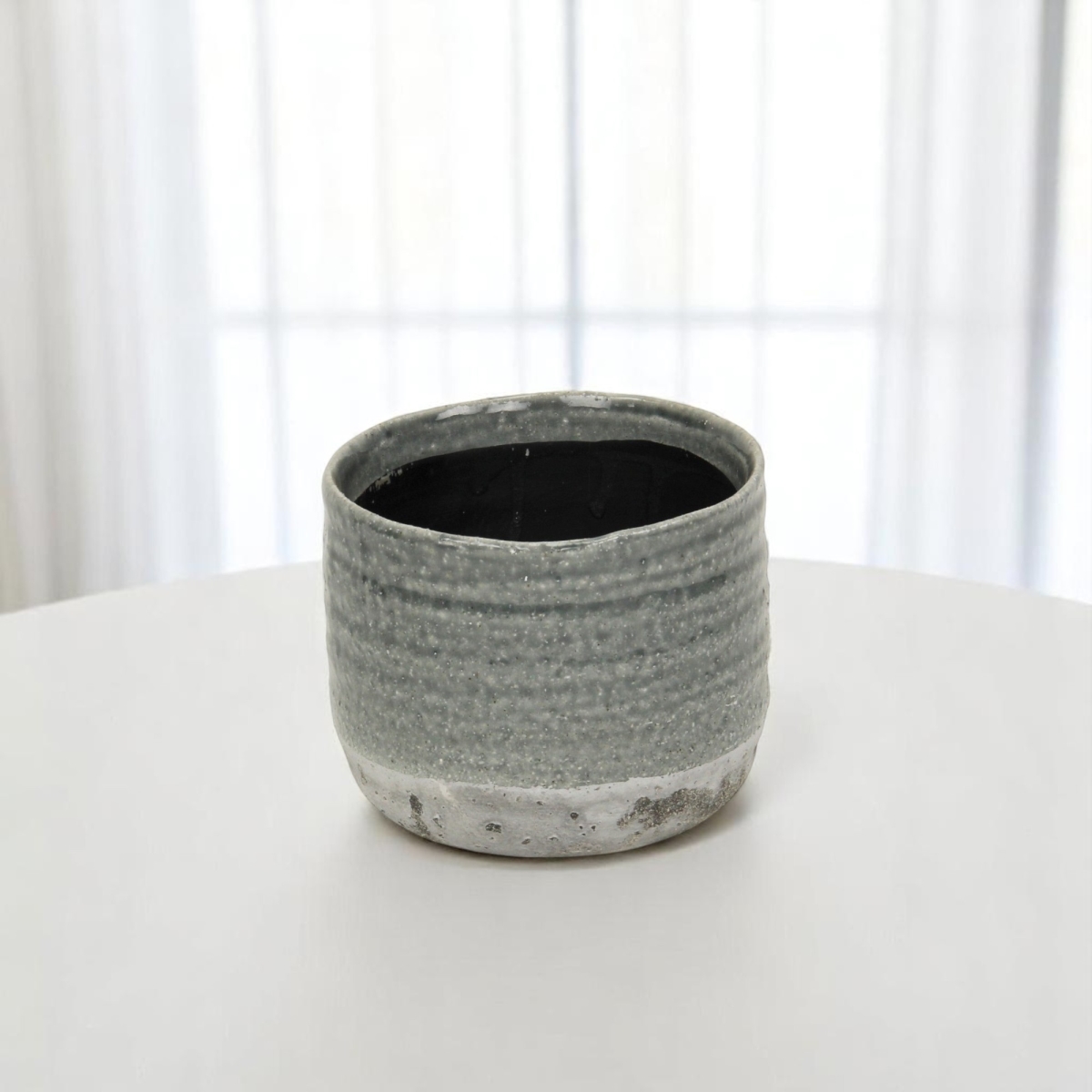 487421 19 oz Gray Ceramic Two Toned Round Distressed Pot Planter