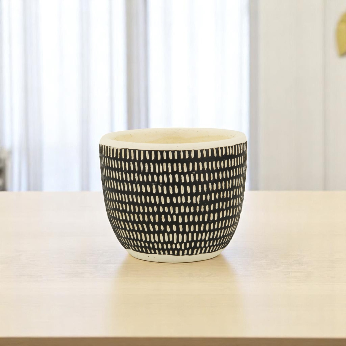 487439 39 oz Black & White Ceramic Dotted Round Distressed Pot Planter