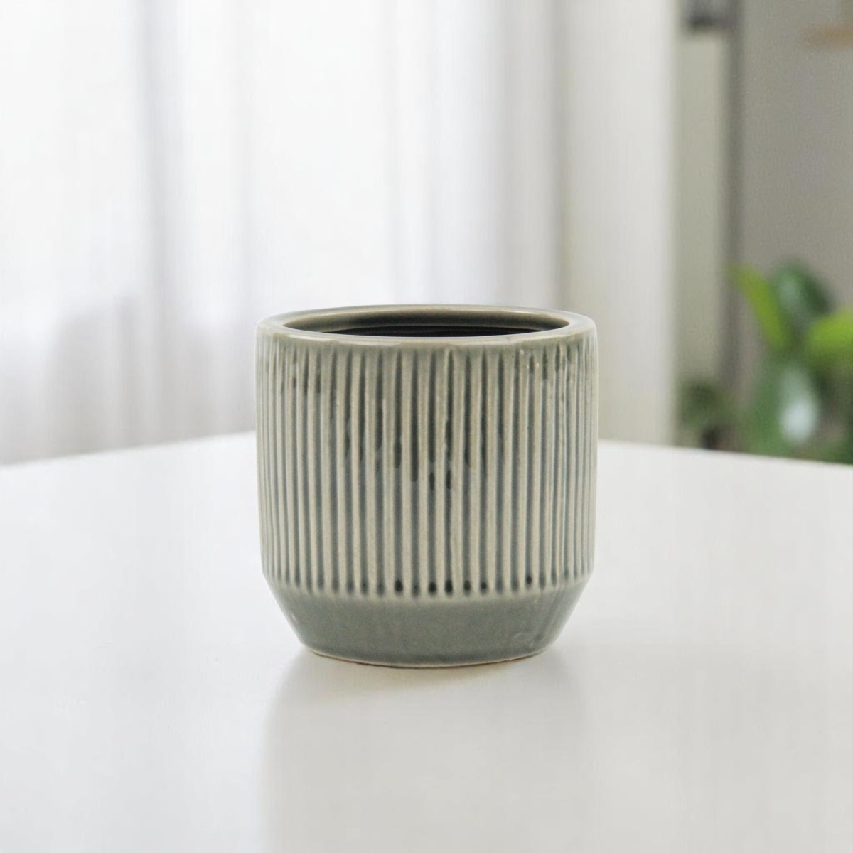 487457 17 oz Gray Ceramic Striped Round Distressed Pot Planter