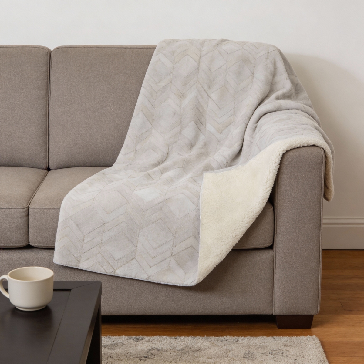 712415 50 x 70 in. Ivory & Beige Geometric Microfiber Plush Throw Blanket